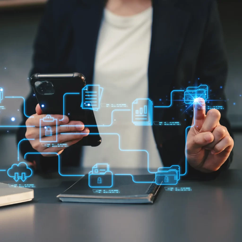 O profesionistă atinge o interfață digitală holografică care arată o rețea de fluxuri de date și documente electronice, incluzând simboluri de dosar și cloud. Persoana gestionează informațiile pe un smartphone, ilustrând modernizarea și digitalizarea serviciilor publice sau guvernanța electronică (e-guvernare).